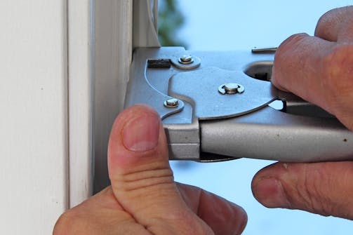 Montering av tetningslister med stifter: Hold listen på plass i toppen av falsen på karmen, og skyt den fast med en stiftepistol. Montering av tetningslister med stifter: Hold listen på plass i toppen av falsen på karmen, og skyt den fast med en stiftepistol.